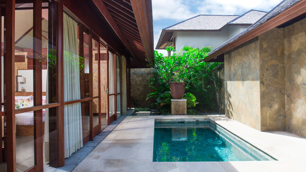 Villa Bayu Gita Beachfront - Master suite two plunge pool